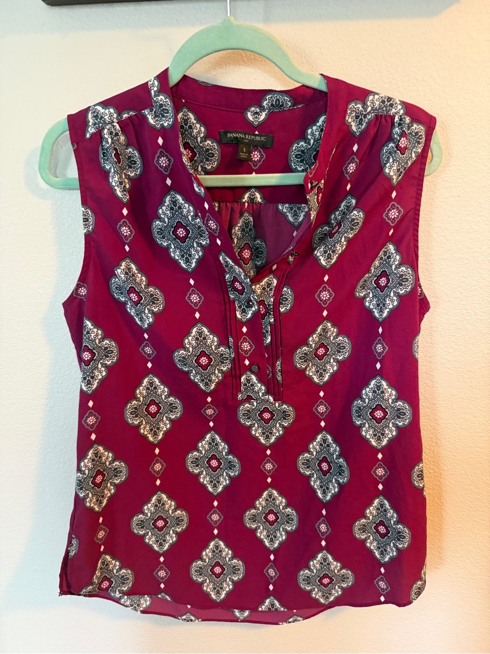 Banana Republic Sleeveless V-Neck Medallion Print Top - Wine and White